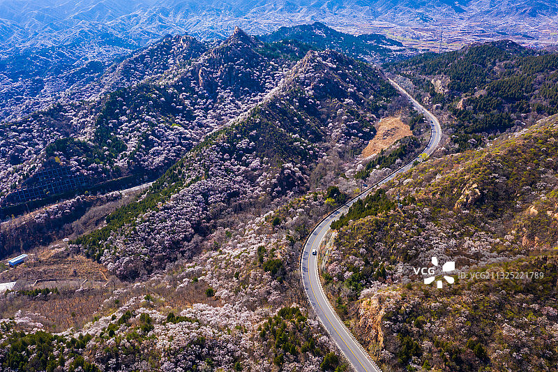 北京延庆区大山里蜿蜒的公路图片素材