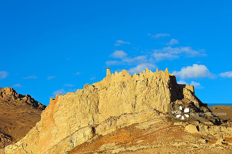 西藏自治区日喀则市岗巴县境内日落中的岗巴古堡图片素材