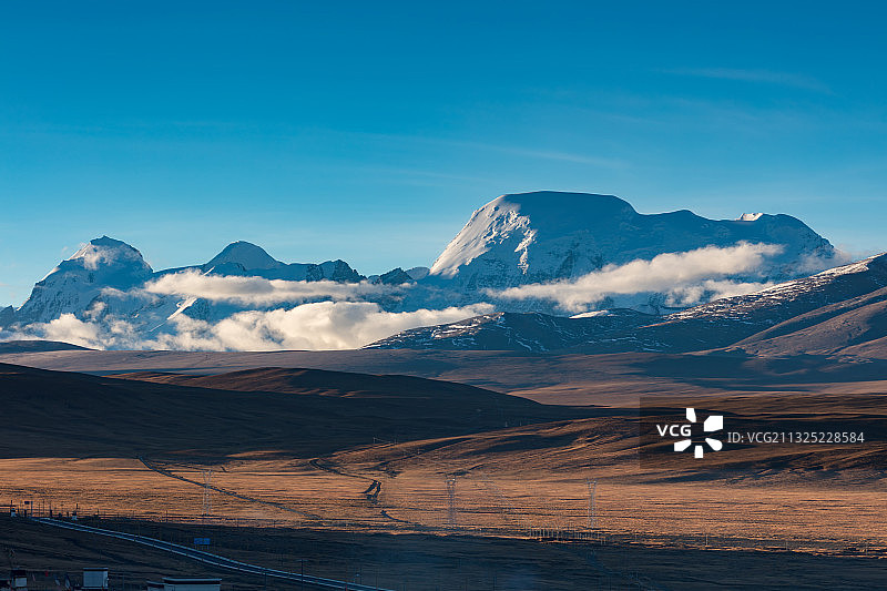 西藏自治区日喀则市岗巴县境内的雪山日出图片素材