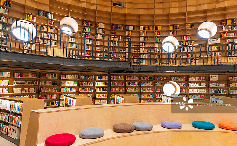 广角带座位的图书馆图片素材