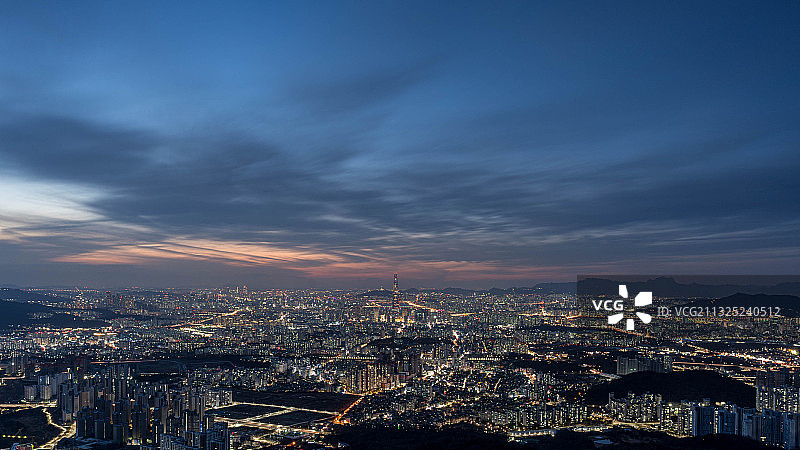 在南汉山城上看首尔市入夜图片素材