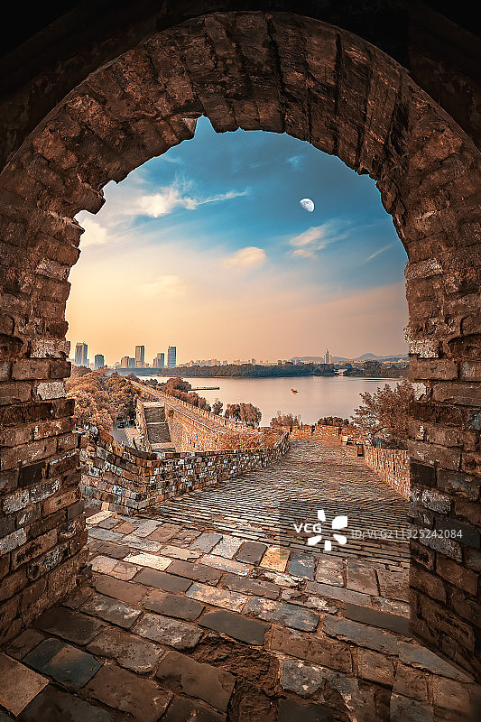 古今交融之城墙与城市+玄武湖（南京）图片素材