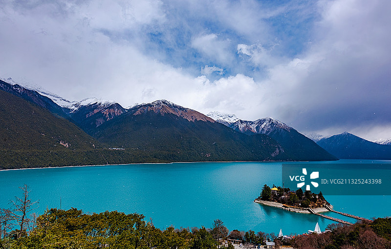 巴松措湖心岛图片素材
