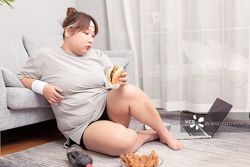 坐在地毯上的亚洲胖女孩图片素材