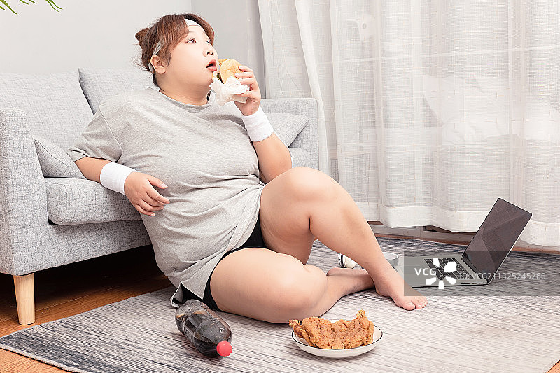 坐在地毯上的亚洲胖女孩图片素材