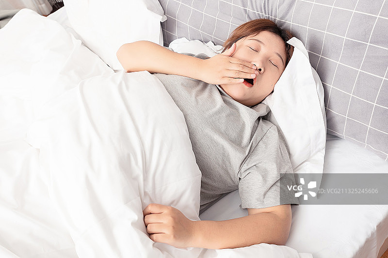 正在睡觉的亚洲胖女孩图片素材