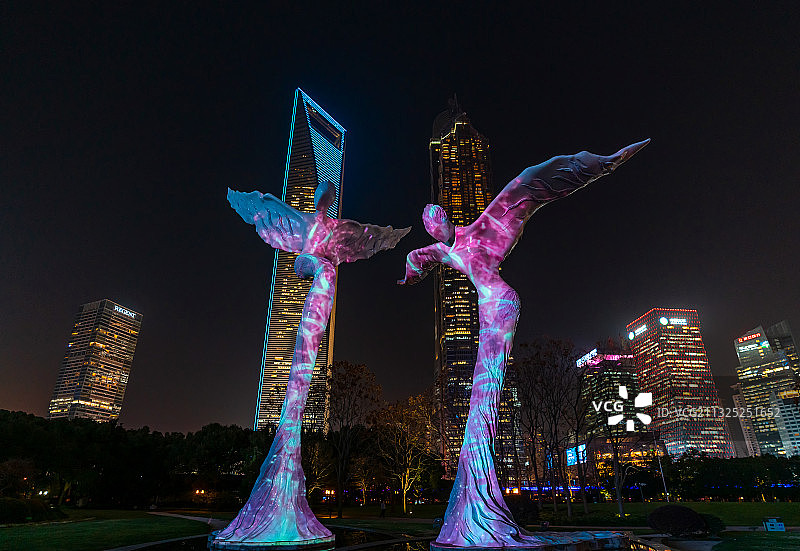 上海陆家嘴中心绿地公园雕塑夜景图片素材