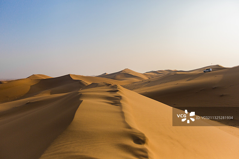 腾格里沙漠自驾，无人的沙丘与车图片素材
