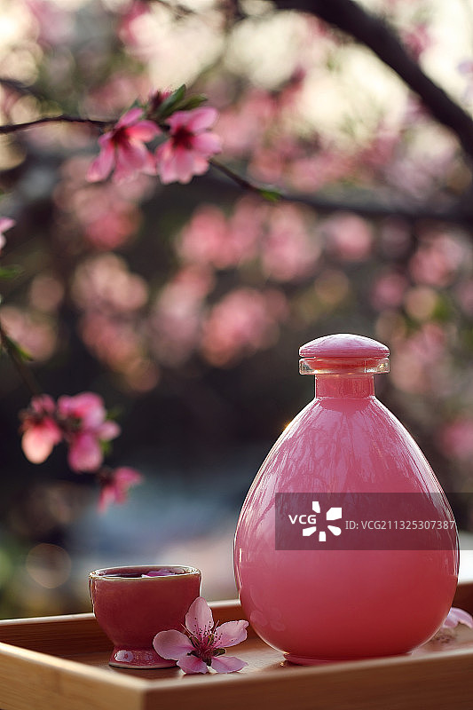 桃花酒,花瓣,瓷器,酒壶图片素材