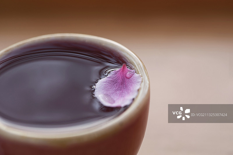 花瓣,酒杯,禅意,宁静图片素材