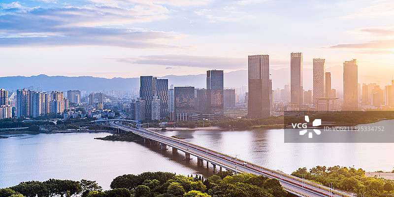 中国福建福州闽江沿岸CBD城市清晨风光图片素材
