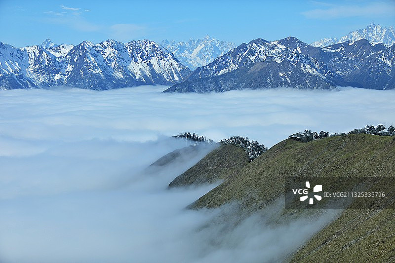 行走在云端之达瓦更扎图片素材