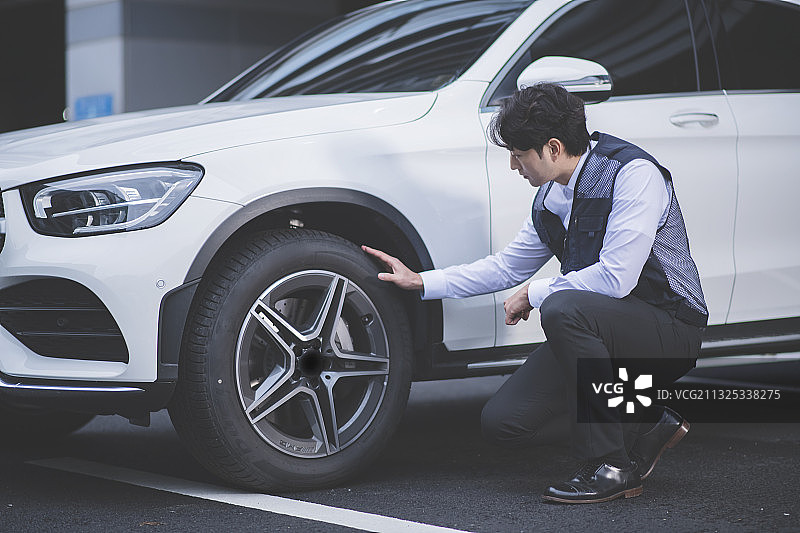 汽车保险代理概念，车辆状况检查图片素材