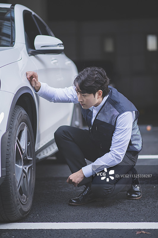 汽车保险代理概念，车辆状况检查图片素材