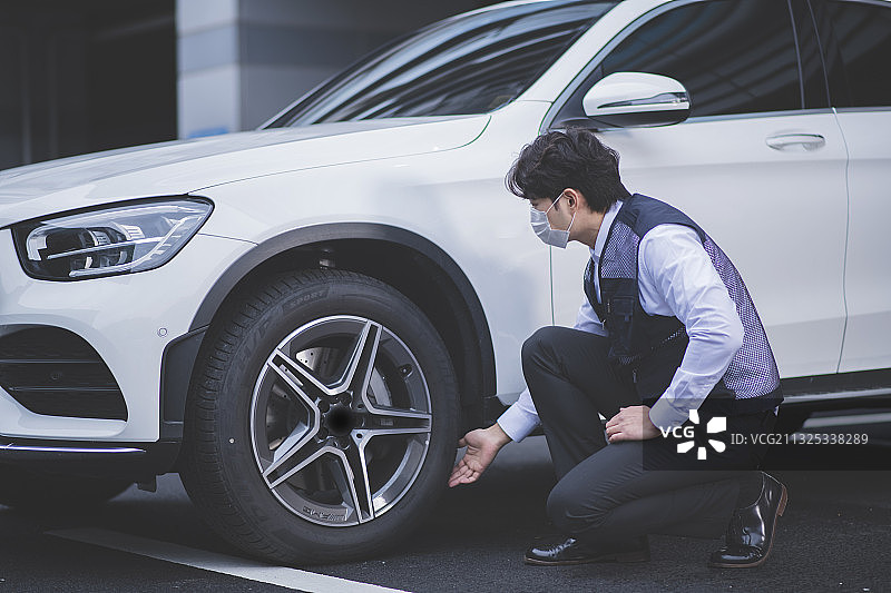 汽车保险代理概念，车辆状况检查图片素材