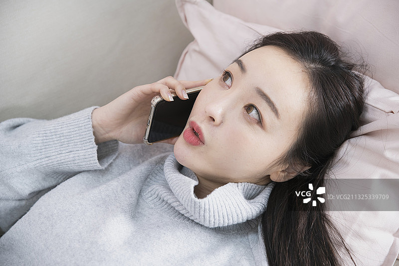 亚洲女性聊天打电话图片素材