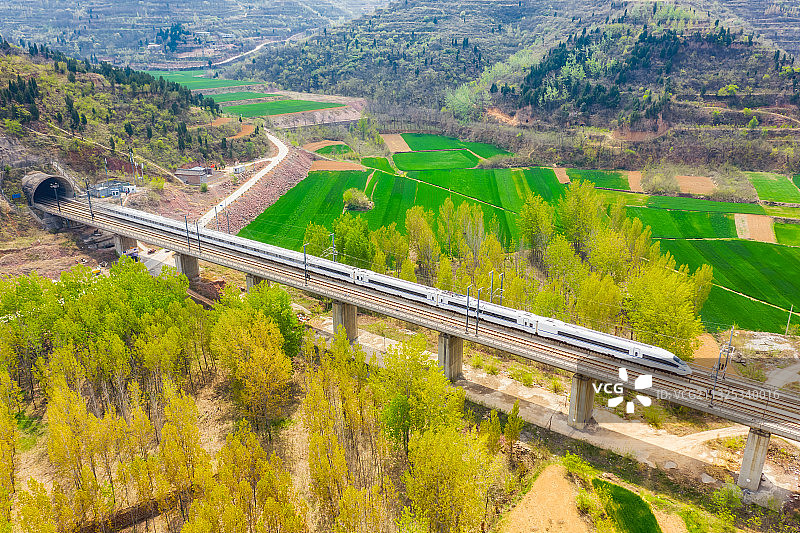 徐兰高铁（郑西段）高铁列车穿行在巩义段桥梁隧道中春季户外航拍图片素材