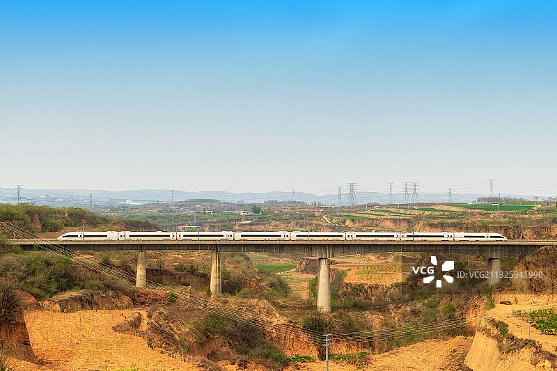 徐兰高铁（郑西段）沿黄高铁通道高铁列车在桥梁隧道穿行场景航拍图片素材