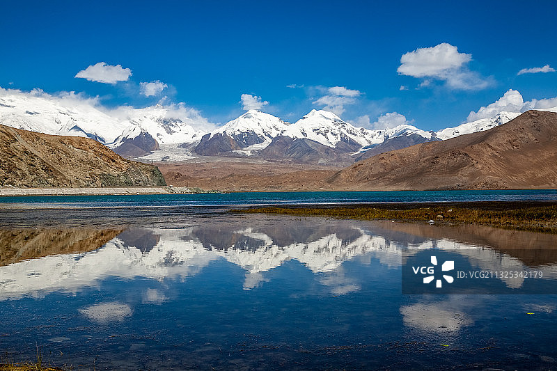 雪山湖泊新疆喀拉库里湖公格尔九别峰图片素材