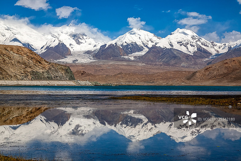 雪山湖泊新疆喀拉库里湖公格尔九别峰图片素材