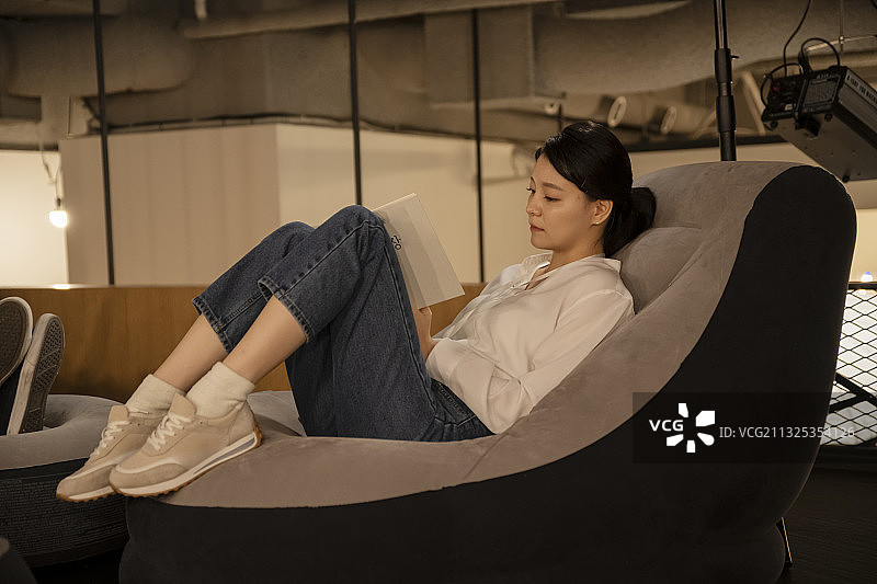 在休息室的年轻创业公司概念图片素材