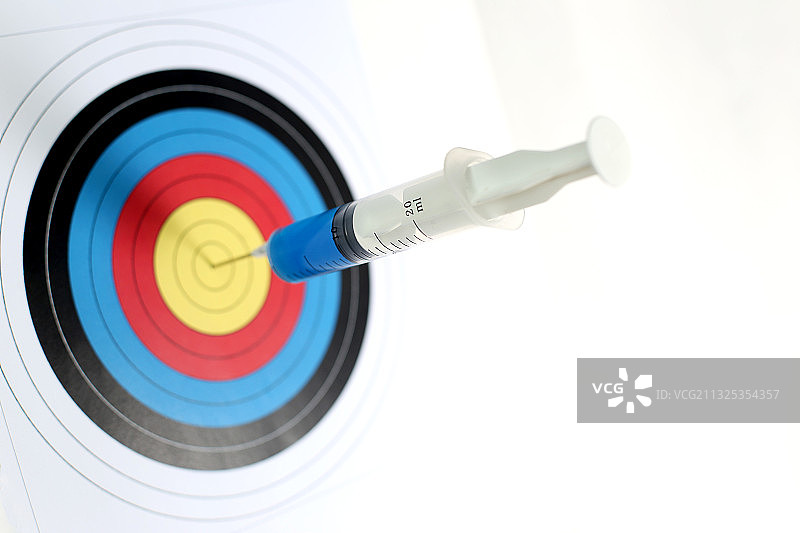 注射器射中靶心 精准医疗概念图片素材