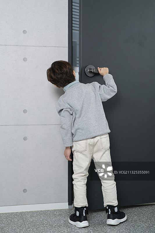 亚洲男孩开门图片素材