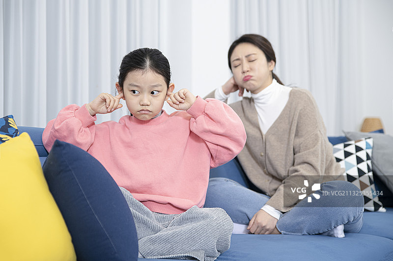 存在沟通问题、麻烦和争吵的亚洲母女图片素材