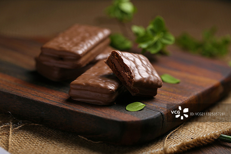 巧克力威化饼放在木板上图片素材