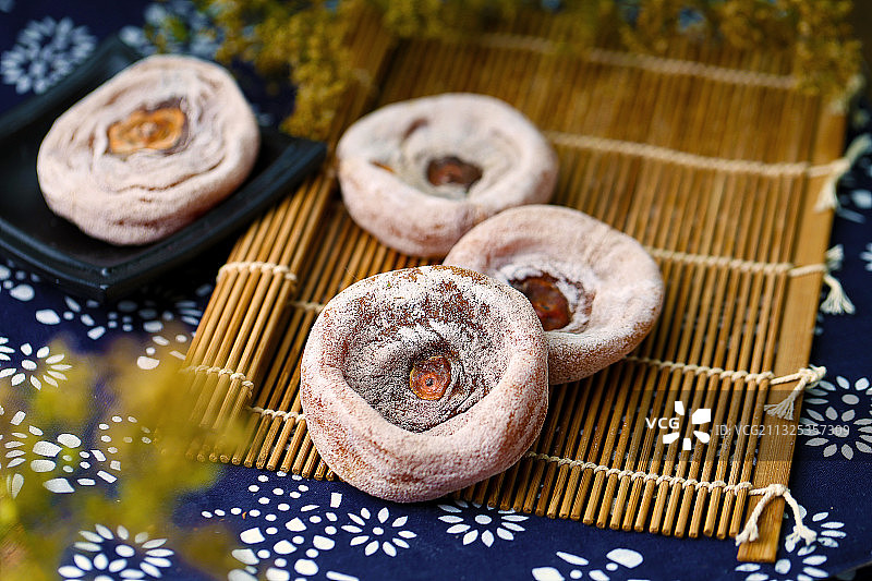 柿饼放在兰花布上图片素材