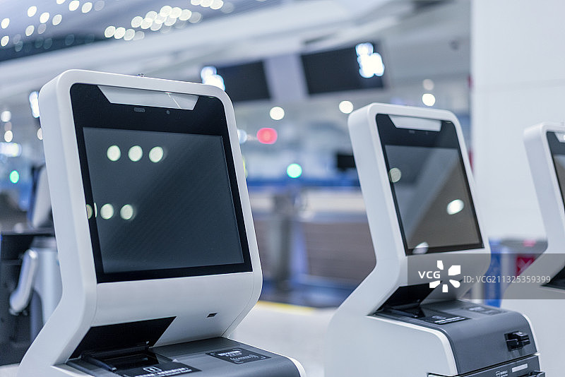 机场里的自助值机机器图片素材
