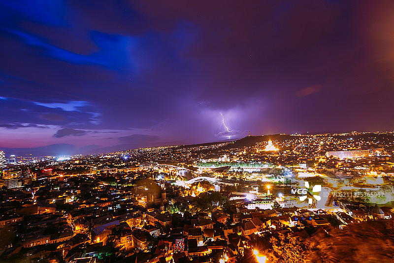 格鲁吉亚第比利斯，山顶的一道闪电惊醒了这个中世纪的古城图片素材