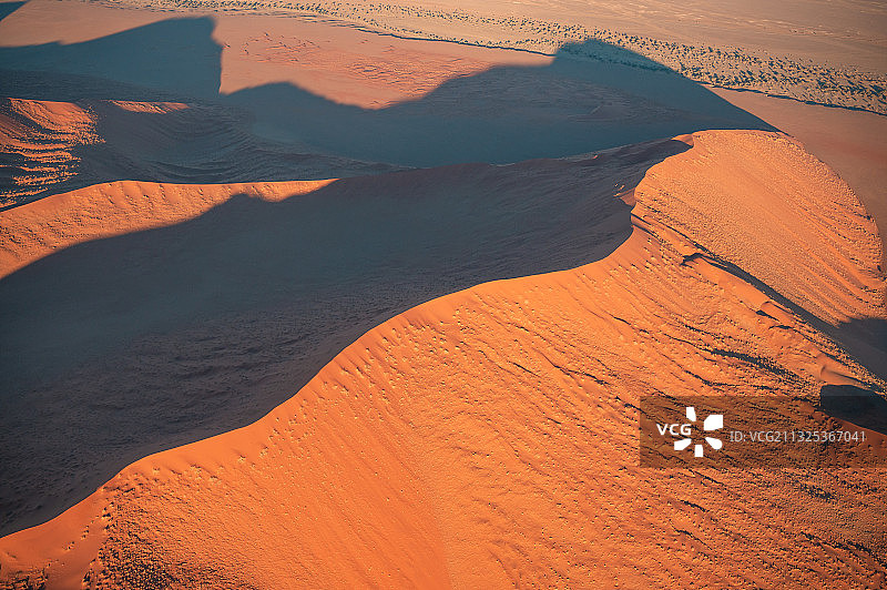 纳米比亚红色的沙漠鸟瞰图，前往非洲旅行的自然风景。图片素材