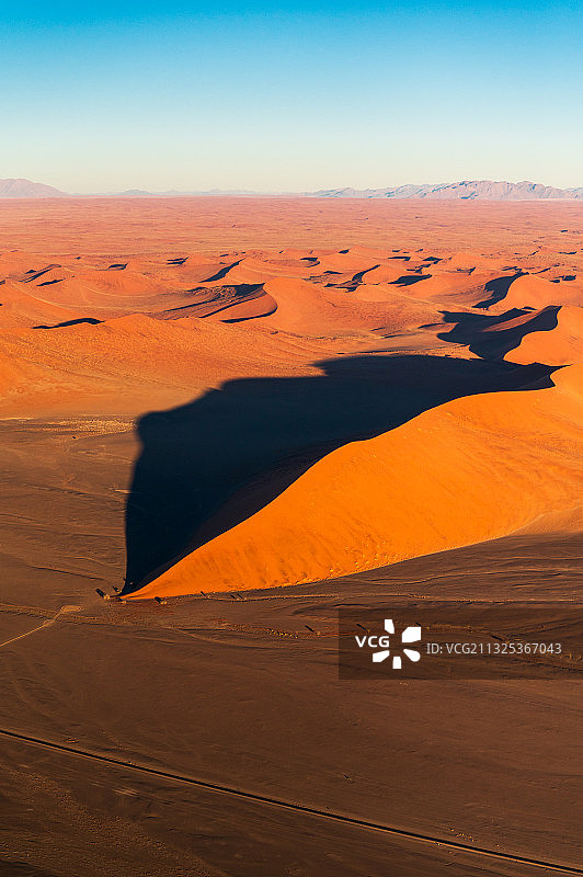 纳米比亚红色的沙漠鸟瞰图，前往非洲旅行的自然风景。图片素材