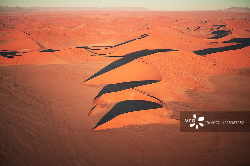 纳米比亚红色的沙漠鸟瞰图，前往非洲旅行的自然风景。图片素材