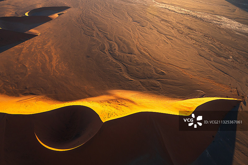 纳米比亚红色的沙漠鸟瞰图，前往非洲旅行的自然风景。图片素材