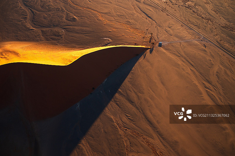 纳米比亚红色的沙漠鸟瞰图，前往非洲旅行的自然风景。图片素材