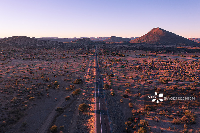 从空中鸟瞰沙漠戈壁中的高速公路。地点位于新疆塔克拉玛干沙漠。图片素材