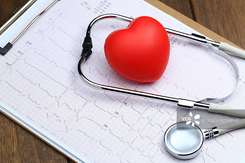 红心和听诊器放在心电图背景上图片素材