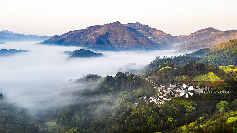 白云深处有人家图片素材