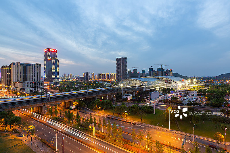 中国江苏省无锡市高铁东站城市夜景图片素材