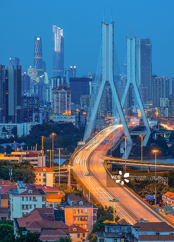 广州荔湾鹤洞大桥和城市天际线夜景图片素材