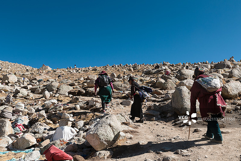 冈仁波齐峰转山途中的信徒图片素材