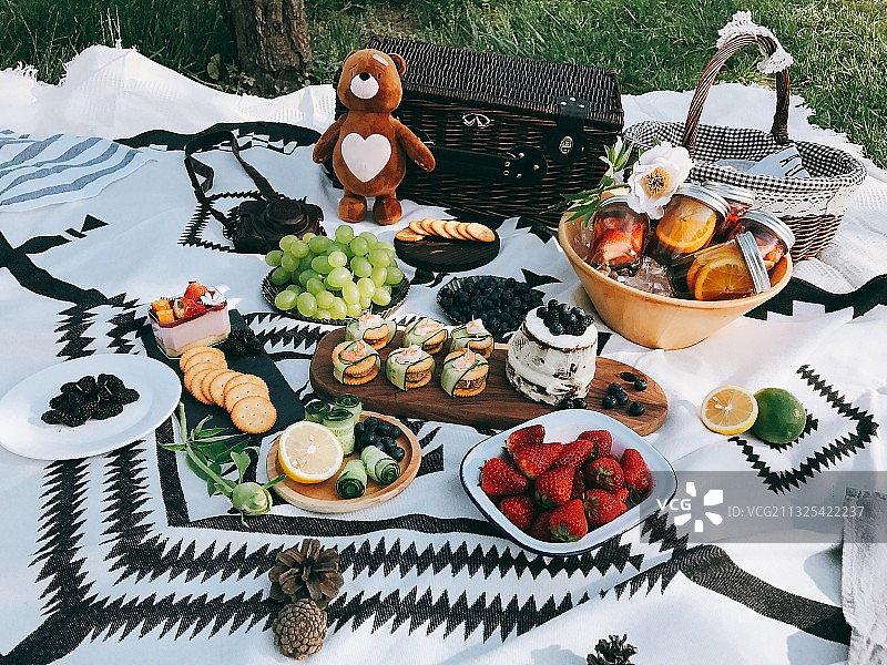 春日野餐图片素材