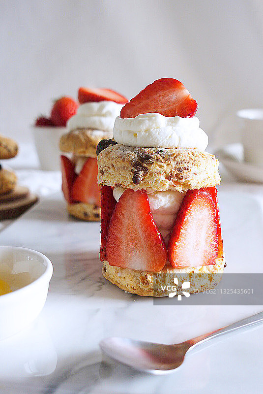 草莓奶油司康图片素材