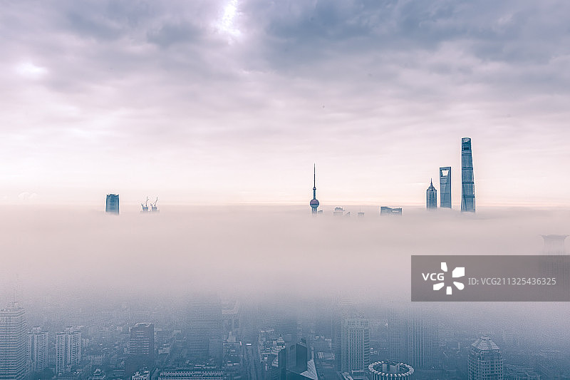 平流雾看上海外滩陆家嘴图片素材