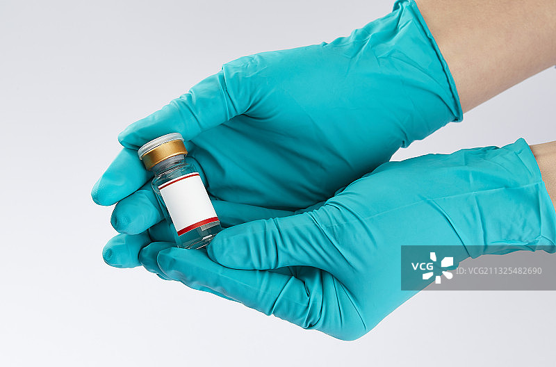 防疫医生手中的疫苗图片素材