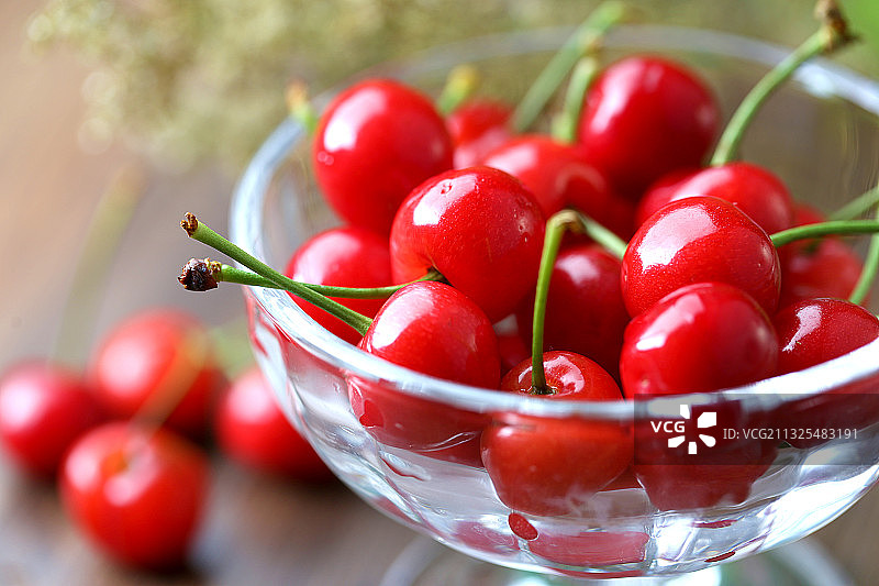 红樱桃车厘子放在玻璃水果盘里图片素材