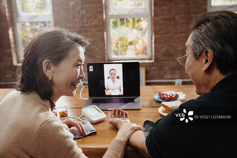 老年夫妇线上看医生图片素材