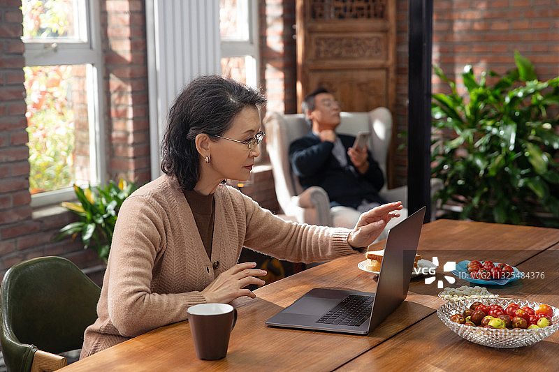 老年夫妇在家享受休闲时光图片素材